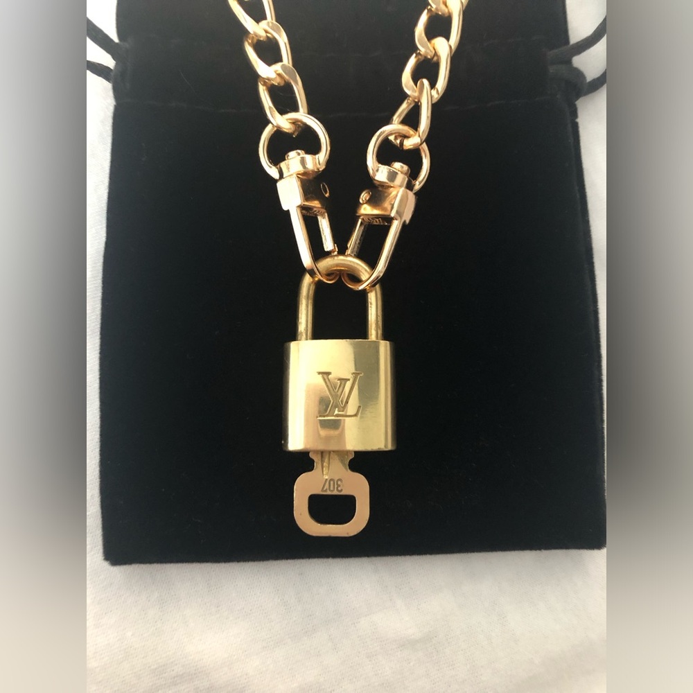 Louis Vuitton Lock and key 307 🔐 with unbranded Gold chain.